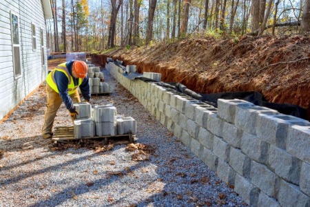 Pourquoi installer un mur de soutènement dans votre jardin en pente ?